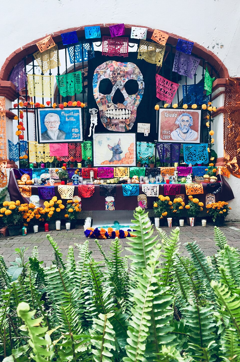 Traditional Día de los Muertos ofrenda